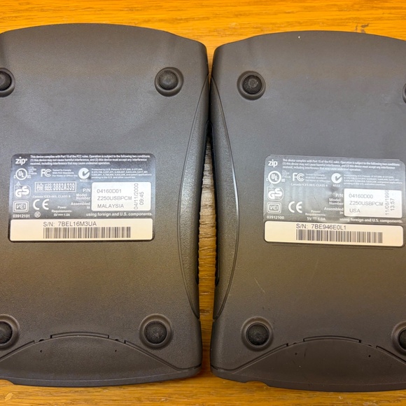 Vintage tech: Bundle of 2x USB Zip Drives plus 3x Blank Zip Disk Media - Picture 3 of 4